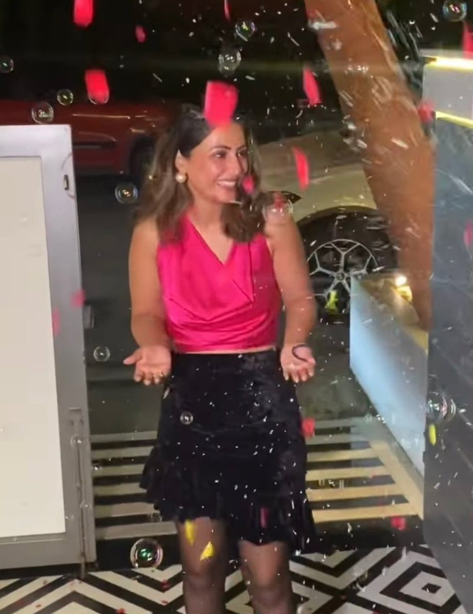 Urvieeee's tweet photo. Her bright smile is all that matters! @eyehinakhan so good to see you celebrating your birthday after so many years🥹💗

HAPPY BIRTHDAY HINA KHAN
#HinaKhan https://t.co/CngW5GZjzs