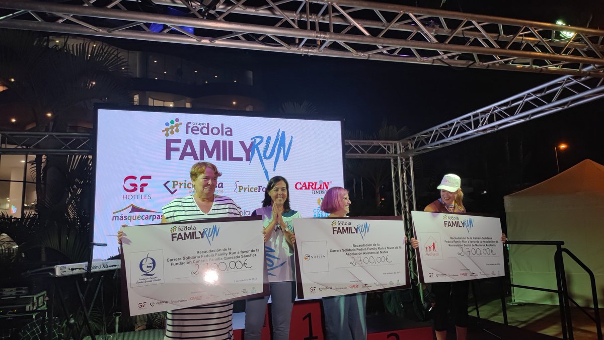 GFedola's tweet photo. Ana Belén López, vicepresidenta de Grupo Fedola y directora de RSC de la organización, entrega la recaudación de #FedolaFamilyRun a las 3 ONG: @AsociacionNahia, @Anchieta_Educa  y la #FundaciónFamiliaCanariaQuesadaSánchez.

#GrupoFedola #carrerasolidaria #OceanCross #running https://t.co/66yGLmYlEK