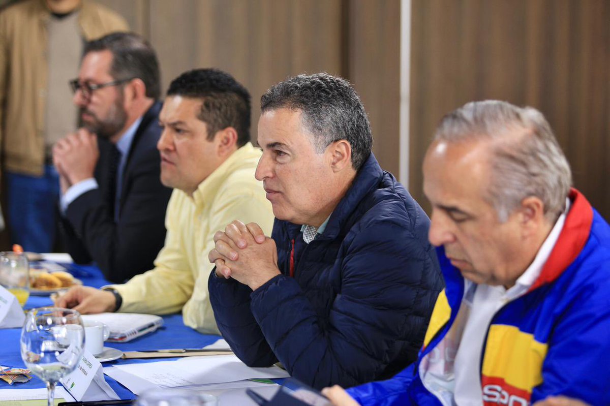 FerroAntioquia's tweet photo. Desde el Plan Maestro de Transporte y Logística apoyamos la gestión que hemos venido realizando desde Antioquia con la Nación para el aeropuerto José María Córdova #JMC #PMTLA @gustavoruiza https://t.co/1QaqyoSBtB