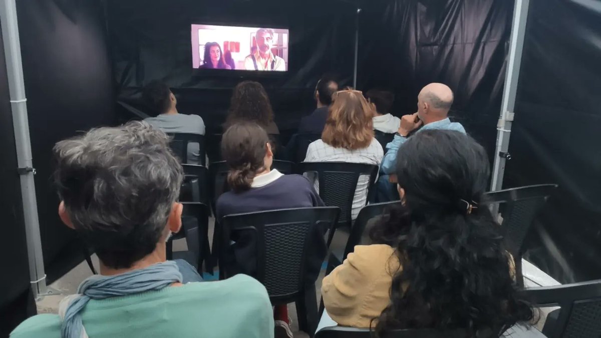 FICCAT's tweet photo. ⚫🔴 Primer dia de fira del cinema i l'enogastronomia.

🎞️ Demà continuem amb les projeccions! 

👏🏼Animeu-vos! Us hi esperem!

📍Plaça Luis del Olmo, Roc de Sant Gaietà. https://t.co/q8HVcLis3u