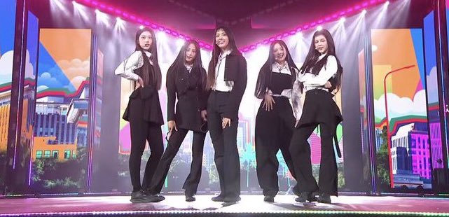 newjiram's tweet photo. just noticed NewJeans’s stylist made sure to dress them modestly to perform in Saudi Arabia https://t.co/UacjMnAqd4
