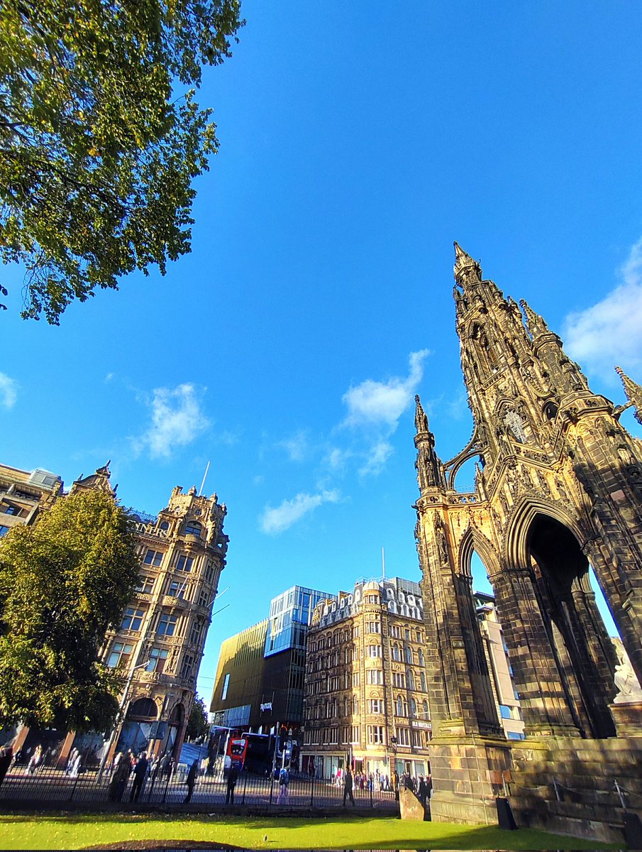 ObserverScot's tweet photo. October 1st 🍂 and #Edinburgh is beginning to look a little autumnal 🍁#EdinburghCastle #ScottMonument #WaterOfLeith #Inverleith #Fettes https://t.co/1ACb9CztsD