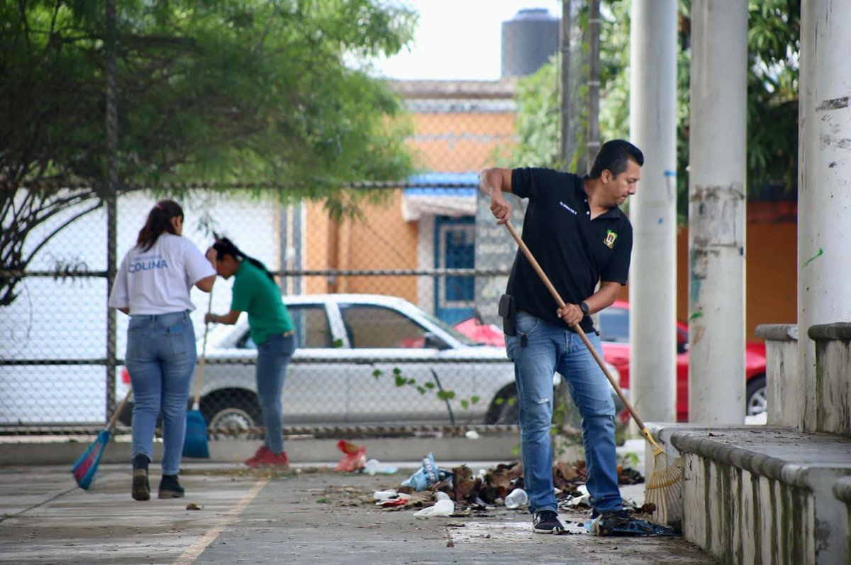 ColimaMunicipio's tweet photo. ¡Es sábado de #Talacheando! Y nuestros compañeros y compañeras del Ayuntamiento pusieron #ManosALaObra en #LázaroCárdenas, limpiando y arreglando el jardín de la colonia, para que tú y tu familia tengan los espacios públicos que merecen.
#ColimaLimpio https://t.co/VaH8G7nCc5