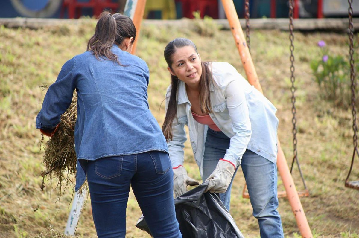 ColimaMunicipio's tweet photo. ¡Es sábado de #Talacheando! Y nuestros compañeros y compañeras del Ayuntamiento pusieron #ManosALaObra en #LázaroCárdenas, limpiando y arreglando el jardín de la colonia, para que tú y tu familia tengan los espacios públicos que merecen.
#ColimaLimpio https://t.co/VaH8G7nCc5