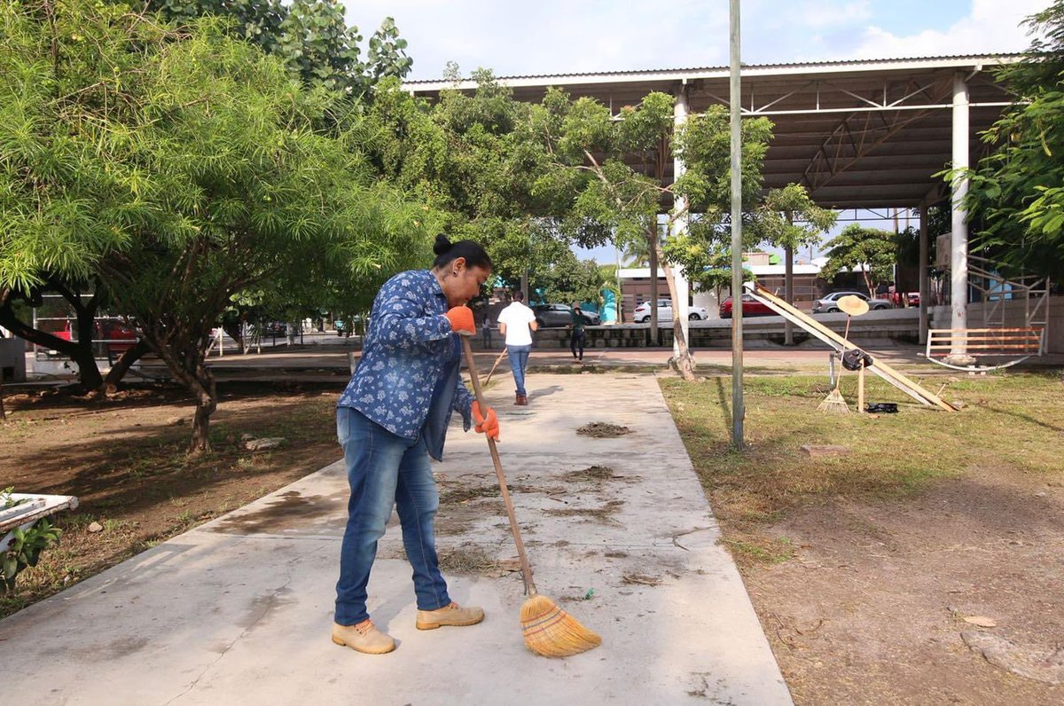 ColimaMunicipio's tweet photo. ¡Es sábado de #Talacheando! Y nuestros compañeros y compañeras del Ayuntamiento pusieron #ManosALaObra en #LázaroCárdenas, limpiando y arreglando el jardín de la colonia, para que tú y tu familia tengan los espacios públicos que merecen.
#ColimaLimpio https://t.co/VaH8G7nCc5