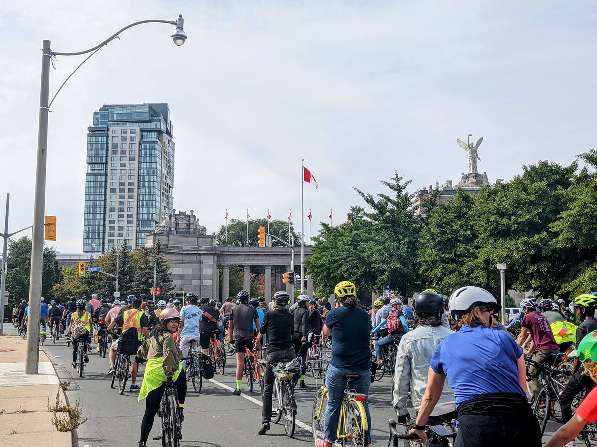 midweekcycling's tweet image. Great day for a ride on Lake Shore Blvd West. Thrilled to have joined HUNDREDS of people demanding safe streets, who are tired of targeted harassment and road safety theatre, and mourning the loss of #ActiveTO. #bikeTO #ActivismTO