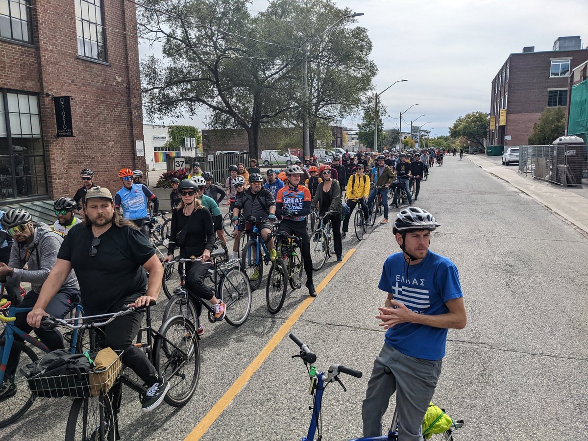 midweekcycling's tweet image. Great day for a ride on Lake Shore Blvd West. Thrilled to have joined HUNDREDS of people demanding safe streets, who are tired of targeted harassment and road safety theatre, and mourning the loss of #ActiveTO. #bikeTO #ActivismTO