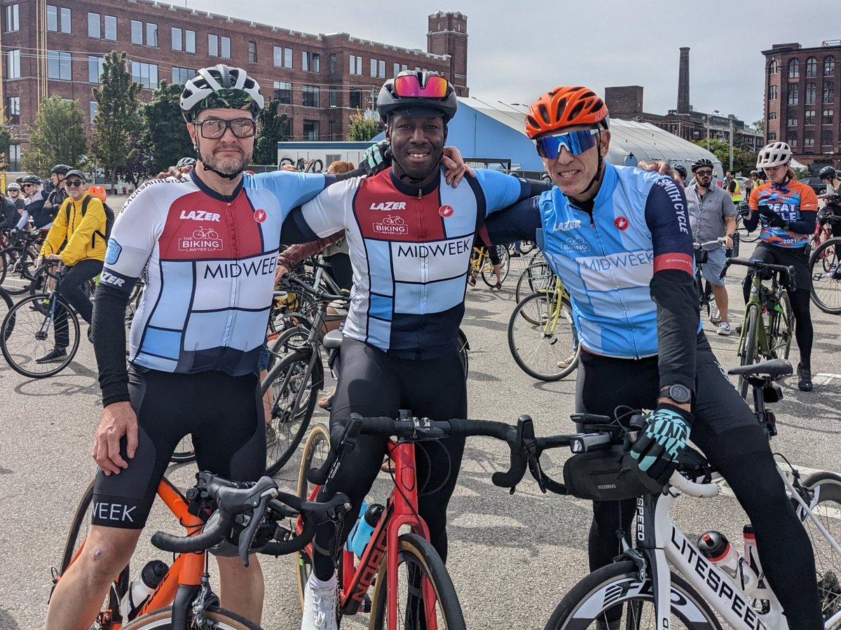 midweekcycling's tweet image. Great day for a ride on Lake Shore Blvd West. Thrilled to have joined HUNDREDS of people demanding safe streets, who are tired of targeted harassment and road safety theatre, and mourning the loss of #ActiveTO. #bikeTO #ActivismTO
