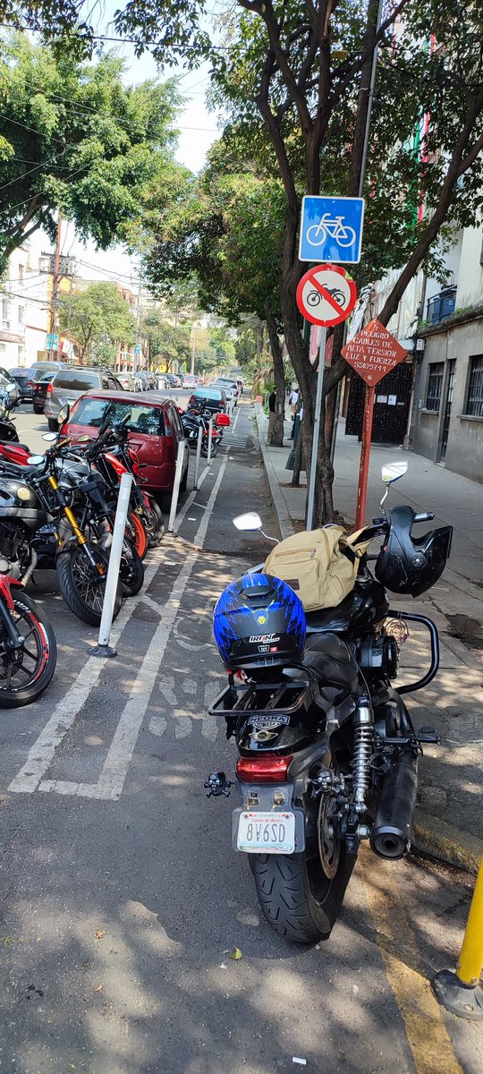 No hay ni una sola ciclovía que no esté invadida
Ni las de la doctores se salvan.
#tránsitocdrmx moto placas 8V6SD presento evidencia para validación de multa bloqueo por invasión en ciclovía 
<a href="/UCS_GCDMX/">Unidad de Contacto del Secretario SSC CDMX</a> <a href="/OVIALCDMX/">OVIAL_SSCCDMX</a> 
Dr Erazo y Niños Héroes