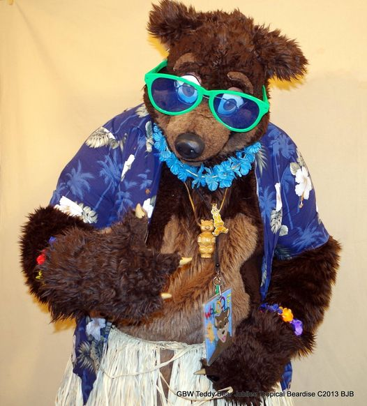 #fursuitfriday #OctoBEAR and #Halloween #Waldolf is trying out his tropical beardice costume #Fursuit #fursuiting #fursuiter #bear #costume 