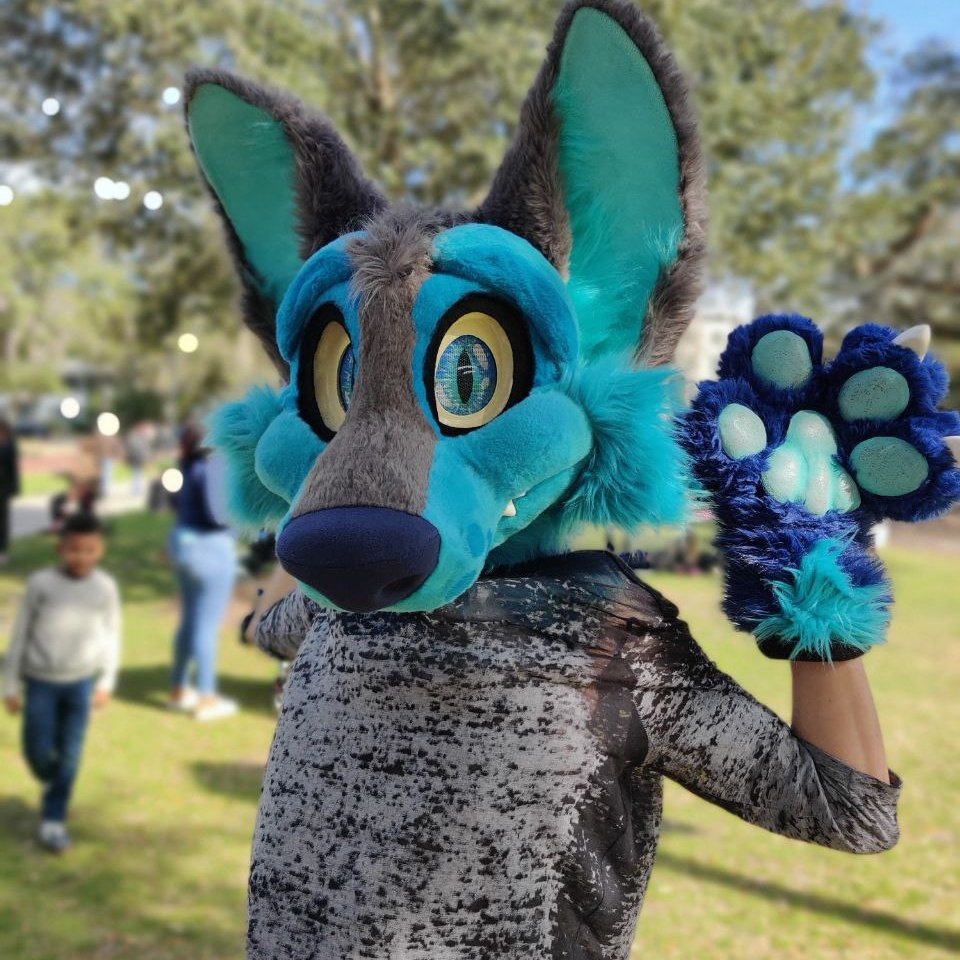 NEON on Twitter "wearing my fursuit in public 😳 https//t.co