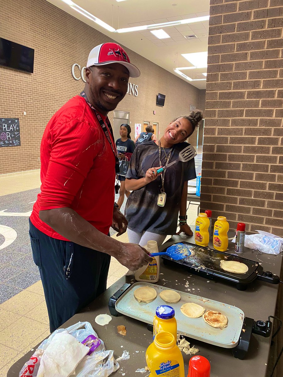 Post practice Pancakes to celebrate start of season! 🥞
S/O to Powell and Couch for rockin that griddle
