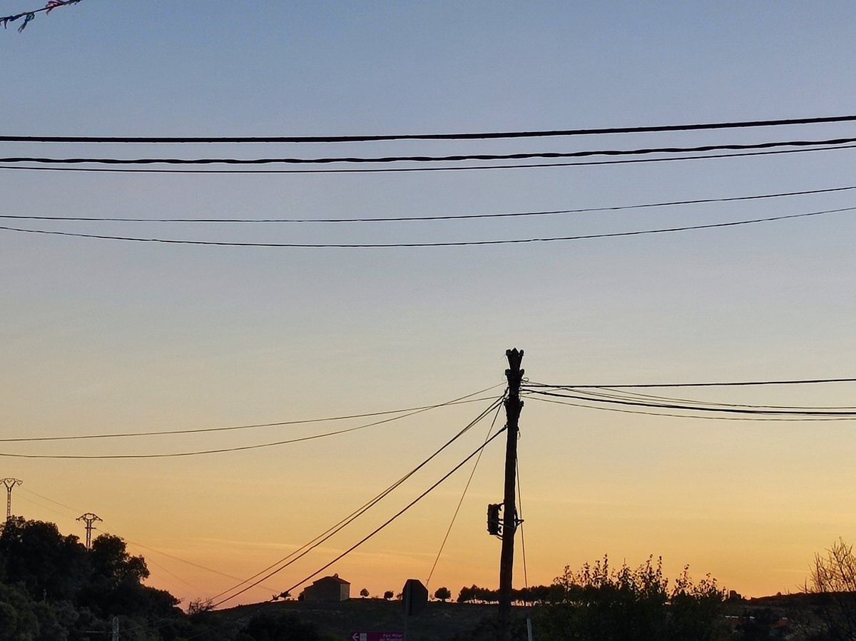 Un capvespre amb 
cel roig de cirera,
una suau brisa que fa ballar les fulles de tardor
i uns versos per omplir
de llum el teu somriure.

AGP,  Trossets.

#BonaNit #AltMaestrat #pensaments #testime #brollamots #TantDeBoFossisAquí instagram.com/p/CjLvcCLIyE9/…