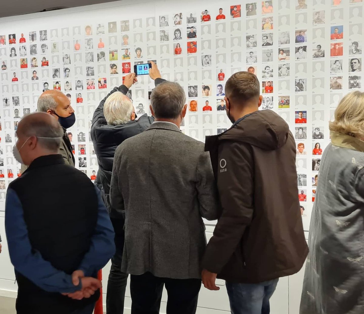 CentenariUEO's tweet photo. En el moment de la cloenda del Centenari, un agraïment immens a @rocamallarach que va tenir la folla pretensió de reunir les fotos de tots els jugadors i jugadores de @UEO1921 i quasi ho aconsegueix! Gràcies Pep Solés @exjugadorsueolo qué el va ajudar. https://t.co/IHmrLOcliM