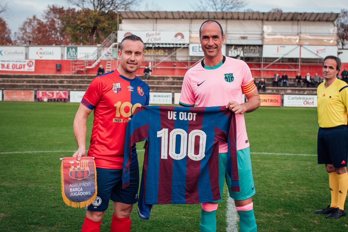 CentenariUEO's tweet photo. En el moment de cloure el Centenari, agrair la celebració partit  Veterans @FCBarcelona_cat i @exjugadorsueolo. @abelsole6 https://t.co/5nzmxX6kUX