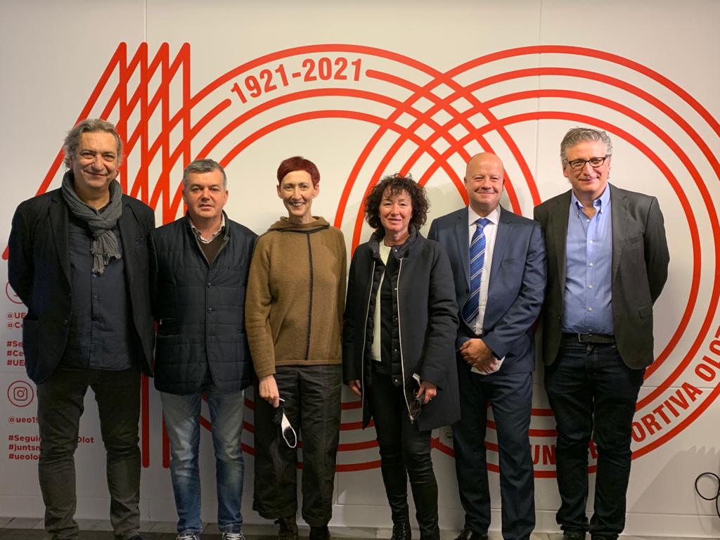 CentenariUEO's tweet photo. En el moment cloenda del Centenari, el nostre agraïment a @enriccalpena @josepbobe i Margarida Casacuberta per haver participat acte 'Quan Gamper va venir a Olot' https://t.co/GWG0N8Ol4t