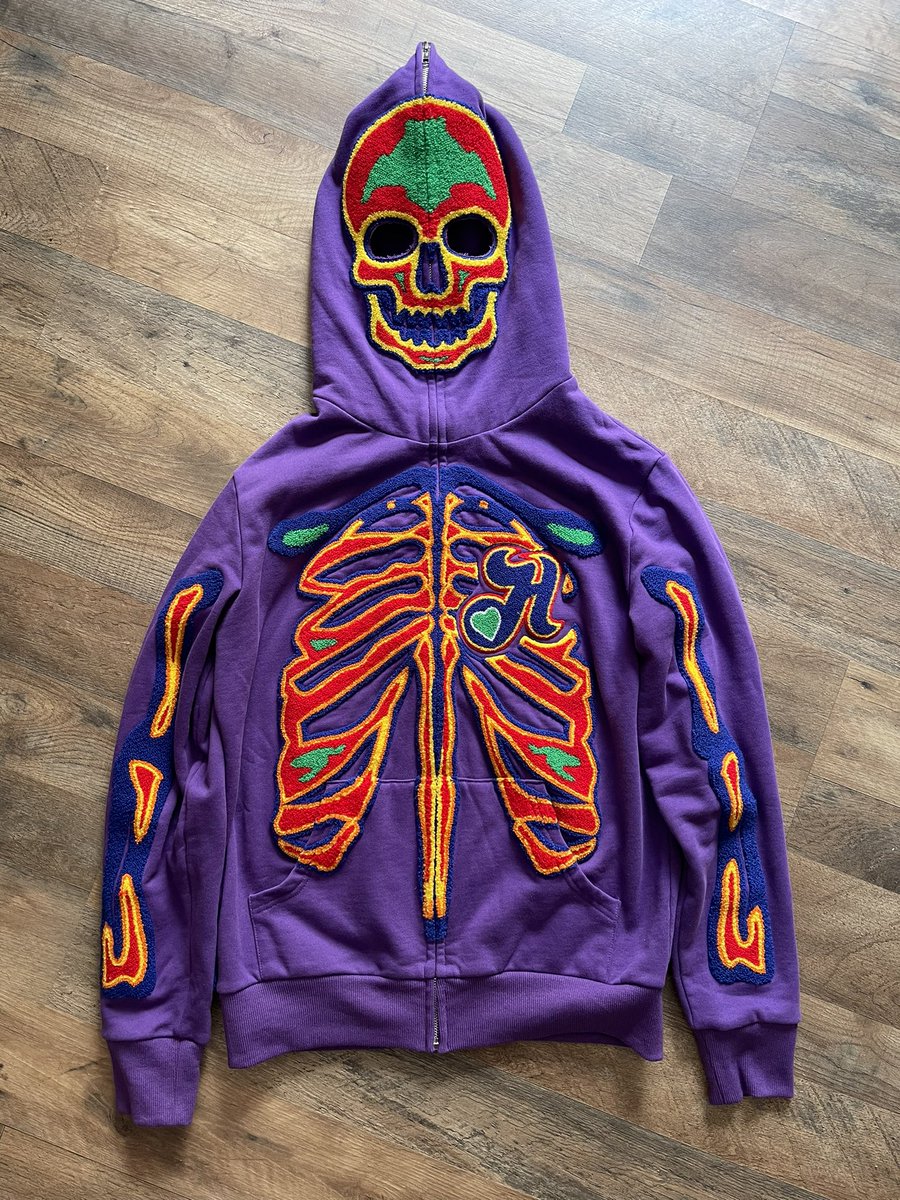 hollywoodhunna's tweet photo. i snapped on this hoodie. 🧶 🪡 the details are insane 😈 https://t.co/3j4AnFRXWq