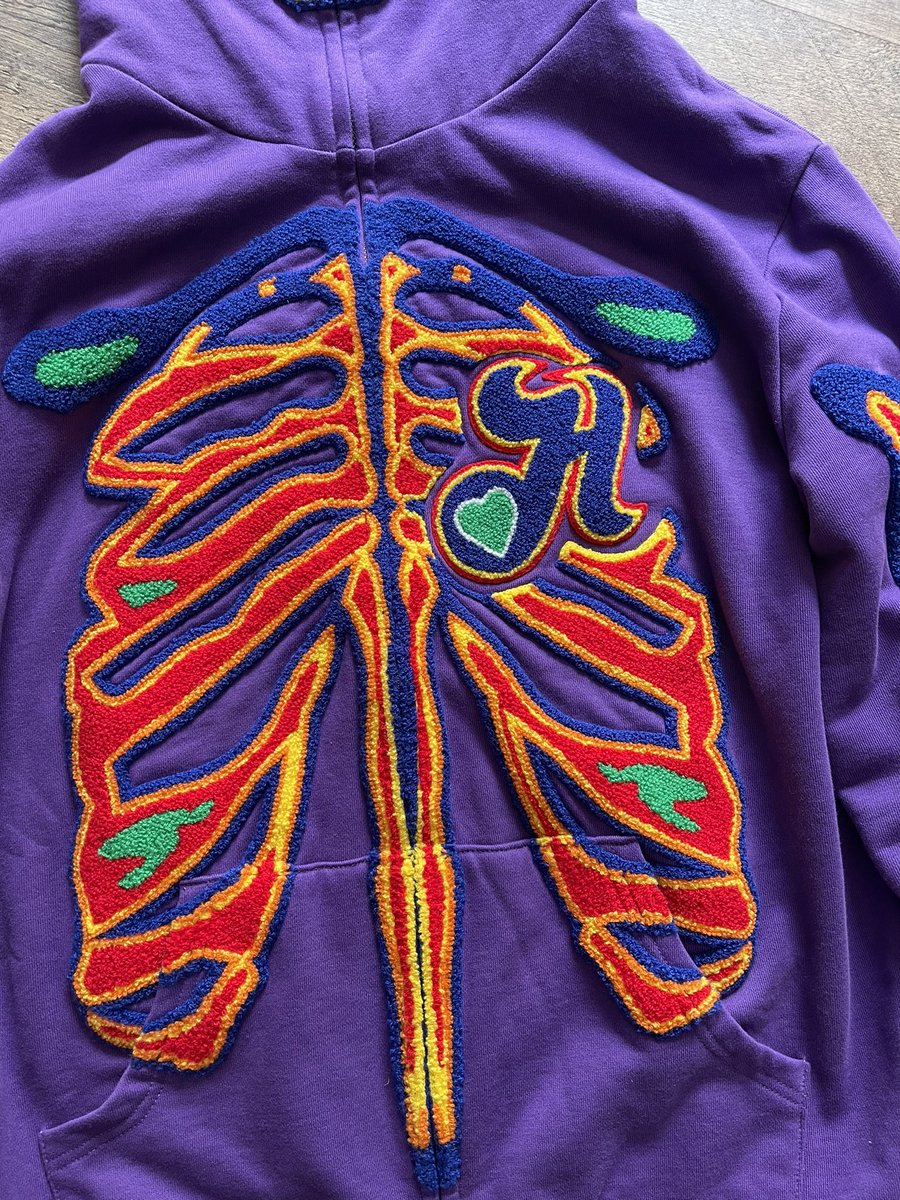 hollywoodhunna's tweet photo. i snapped on this hoodie. 🧶 🪡 the details are insane 😈 https://t.co/3j4AnFRXWq