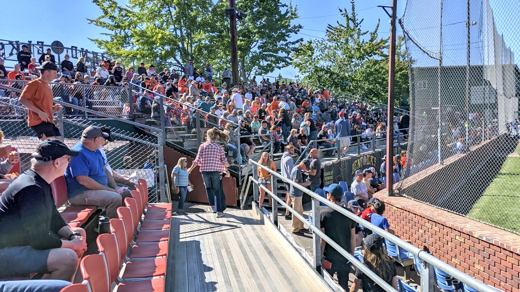 Today I'm in Bend, OR for 18 innings of baseball between @ZagBaseball and @BeaverBaseball. What a crowd on a gorgeous autumn day - I hear it's a sellout. They love their college baseball up here!