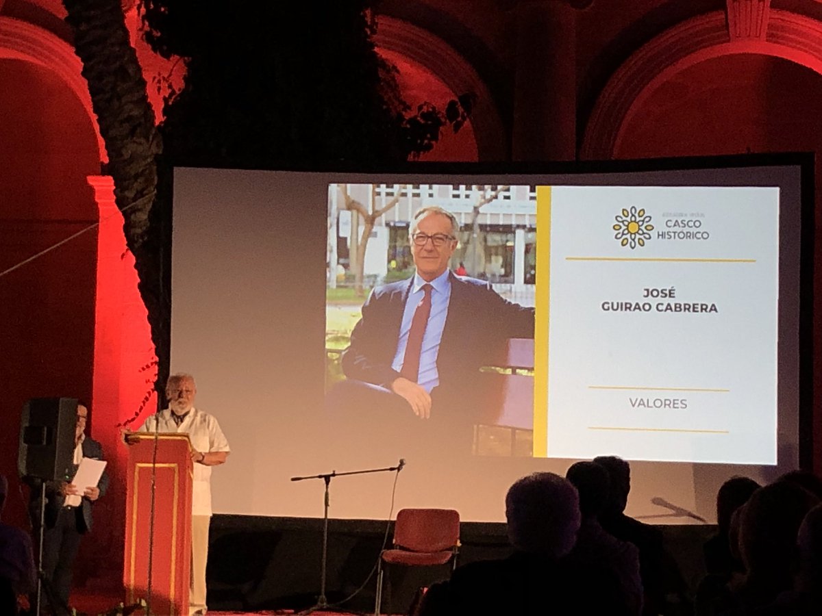 Manuel_Kpi's tweet photo. Premio Casco Histórico de Almería a los Valores para José Guirao. Profesional de la  Cultura por encima de Político que hizo de su elegancia emblema allá por dónde pasó.
#PremiosCascoHistoricoAlmeria https://t.co/hWnJcv5PXd