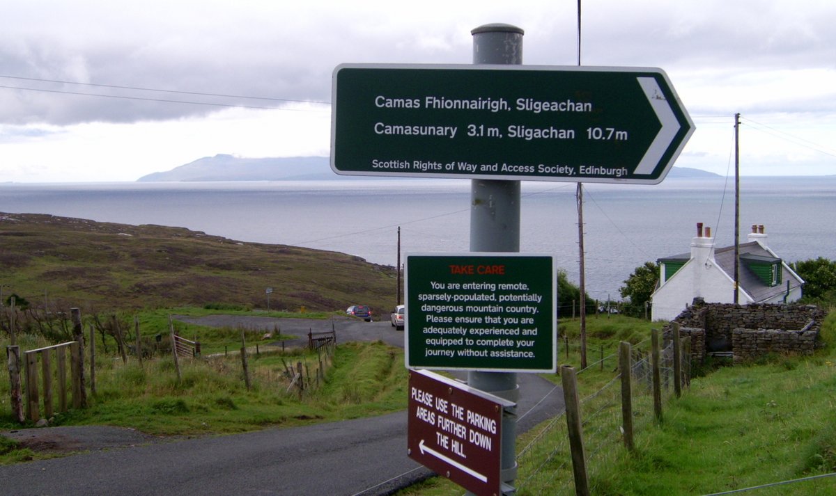 Tour #Scotland virtual travel Blog of the walking and hiking sign in #Gaelic and #English from #Elgol to #Sligachan on ancestry visit and trip to #Isle #Of #Skye, #Inner #Hebrides. Elgol is a village on the shores of #Loch #Scavaig tour-scotland-photographs.blogspot.com/2016/09/tour-s…