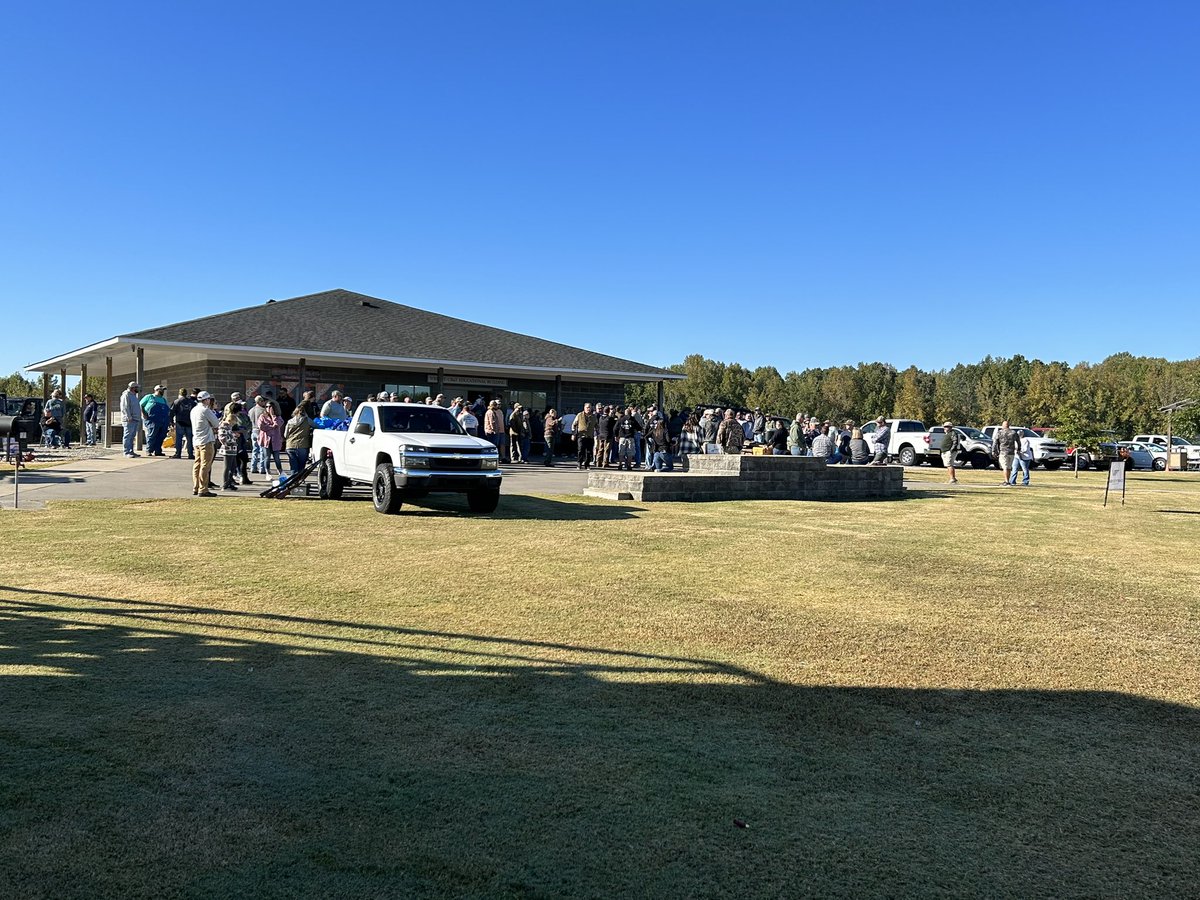 jdlbooger's tweet photo. A large crowd to support @TNHighwayPatrol officer Lee Russell scholarship fund. Beautiful weather,bbq and guns makes for a great Saturday. But less we forget the officers and their family’s in these hard days and always be in remembrance. 🙏 https://t.co/hkJEtrmYmm