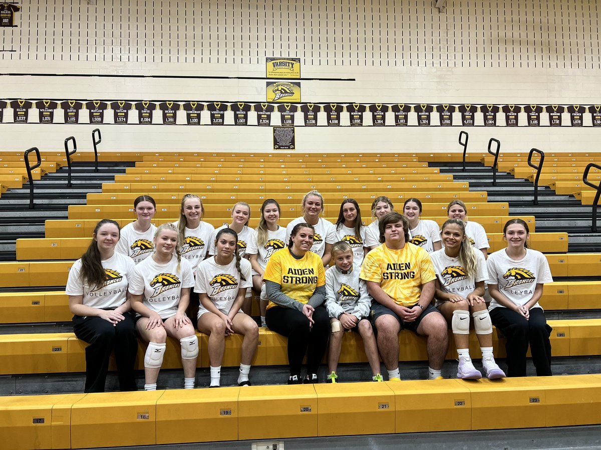 WesternBrown_VB's tweet photo. We are so glad Aiden and his family were able to join us for the alumni game today! #bronconation #aidenstrong 💛🏐💛 https://t.co/julfx5pEtc