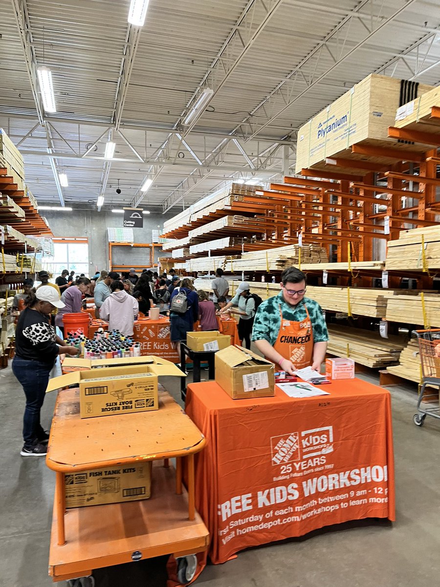 risakea's tweet image. HD Rogers taking good care of our future customers @ Kids Workshop🔨🪚🔧🪛🤙🏾