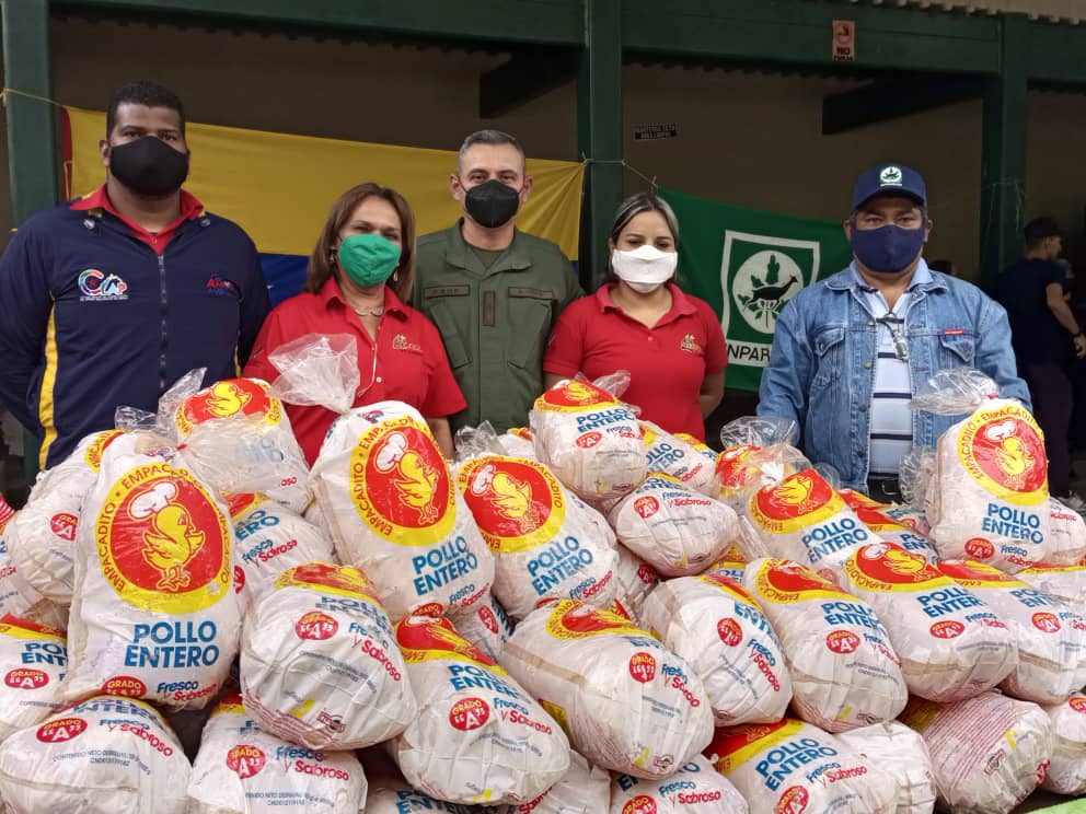 MinAlimenVen's tweet photo. #Mérida | Feria del Campo Soberano atendió a 425 familias en Imparques, municipio Libertador, donde productores y emprendedores de la zona ofrecieron sus productos a precios solidarios 

#1Oct
#AlimentarEsVencer https://t.co/yqQEZ71SKe
