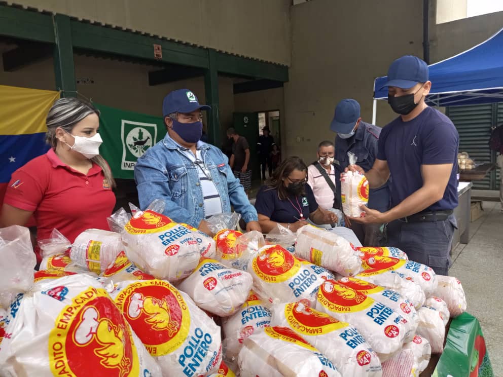 MinAlimenVen's tweet photo. #Mérida | Feria del Campo Soberano atendió a 425 familias en Imparques, municipio Libertador, donde productores y emprendedores de la zona ofrecieron sus productos a precios solidarios 

#1Oct
#AlimentarEsVencer https://t.co/yqQEZ71SKe