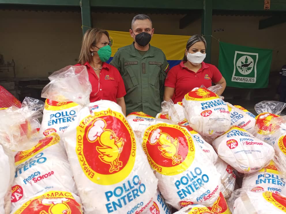 MinAlimenVen's tweet photo. #Mérida | Feria del Campo Soberano atendió a 425 familias en Imparques, municipio Libertador, donde productores y emprendedores de la zona ofrecieron sus productos a precios solidarios 

#1Oct
#AlimentarEsVencer https://t.co/yqQEZ71SKe