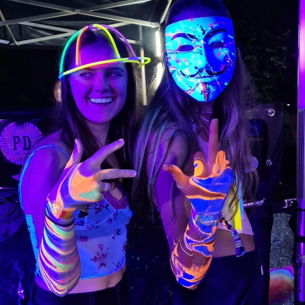 Great pic <a href="/annadoble2/">Anna Doble</a> #fubl #neontattoo