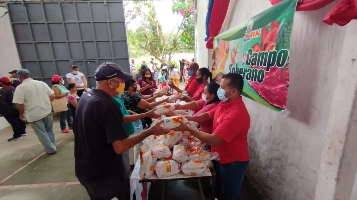 MinAlimenVen's tweet photo. #Mérida | Desde el sector El Llano, parroquia San Juan del municipio Sucre, llevamos atención a 276 familias con el despliegue de la Feria del Campo Soberano, donde se distruyeron proteína animal y víveres

#1Oct 
#AlimentarEsVencer https://t.co/BDMA5qdlXy