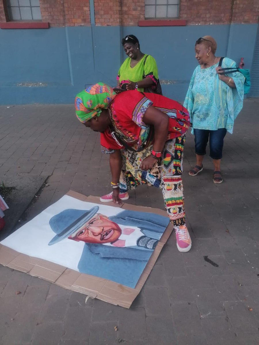 RastaArtist's tweet photo. Newtown/Market theatre Jhb, paying tribute to da late Coolio and Painting Osmic da man Himself Back to da City.
On da look Osmic Mada said this my son. He's Mada was happy.
#ripcoolio #restinpeacecoolio #backtothecity #museumafrika https://t.co/kqFL8AJHdA