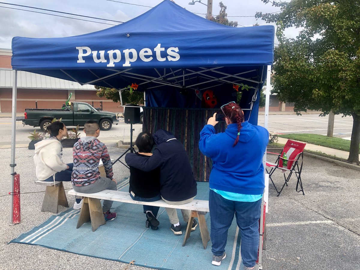 andrewratcliff's tweet photo. Stumbled upon a delightful @Cleveland_PL  puppet show at the @asiatowncle Square-dance Park, and a jazz duo playing at Dave’s Market today!

Pop-up culture @MidTownCleInc https://t.co/O21GYwxDP8