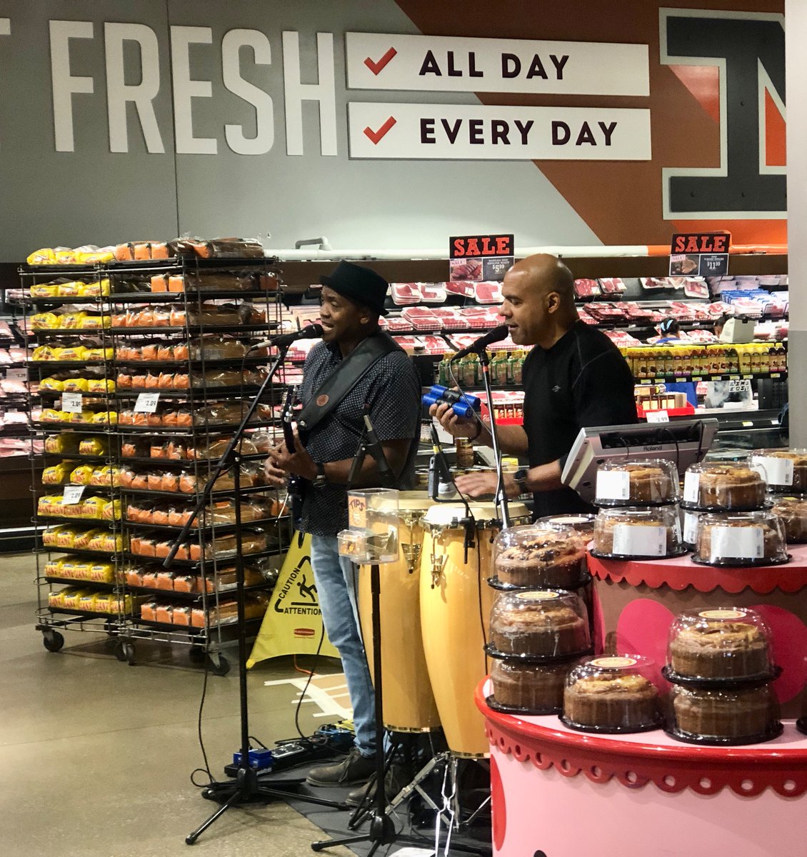 andrewratcliff's tweet photo. Stumbled upon a delightful @Cleveland_PL  puppet show at the @asiatowncle Square-dance Park, and a jazz duo playing at Dave’s Market today!

Pop-up culture @MidTownCleInc https://t.co/O21GYwxDP8