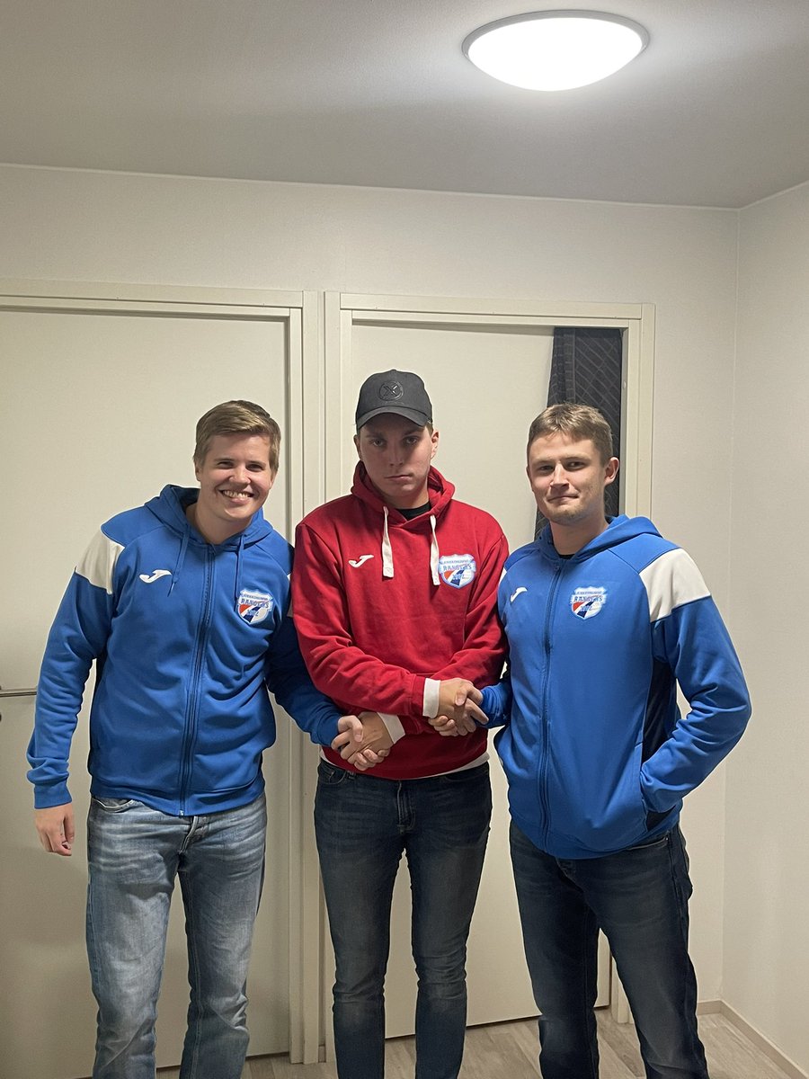perkkaan's tweet photo. HYVÄÄ ILTAA!

@mteamsalibandy voitti selkeästi Kirkkonummella tänään, mutta Rangers reagoi välittömästi! Eetu Sorvali ja Mikko Levänen siirtyvät loppukaudeksi Kirkkonummelle ja vaihtokaupassa Kristian Lamminen siirtyy bussivarikolle #salibandy #kristianmäkinen #sorvinääreen #kela https://t.co/I5LnahLJsw