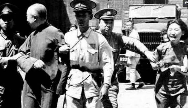 图1：民國35年8月，褚民誼被送往刑場的一刻 ​​​
图2：民國35年初，陳公博在法庭上接受審判
图3：民國36年12月，殷汝耕被押送刑場處決的一刻 ​​​
图4：梁鸿志被押出法庭执行枪决时的情景，后面大哭的是他的女儿。