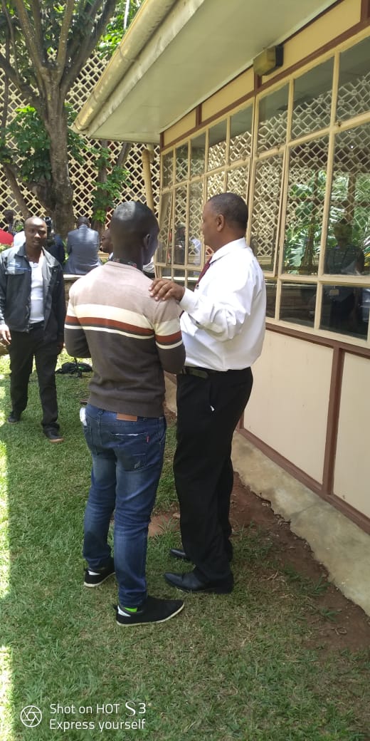 "Batti nimekusikiza kwa muda sasa. Mwanzo niliujiza msomaji huyu ni na nani?..." Uliyonidokezea yameanza kuwa dhahir! Japo yatatimia kukiwa kwako jua limetua, mawaidha yako ndiyo mwanga wa kwangu. Zidi kupumzika gwiji <a href="/badi_muhsin/">BadiMuhsin</a>