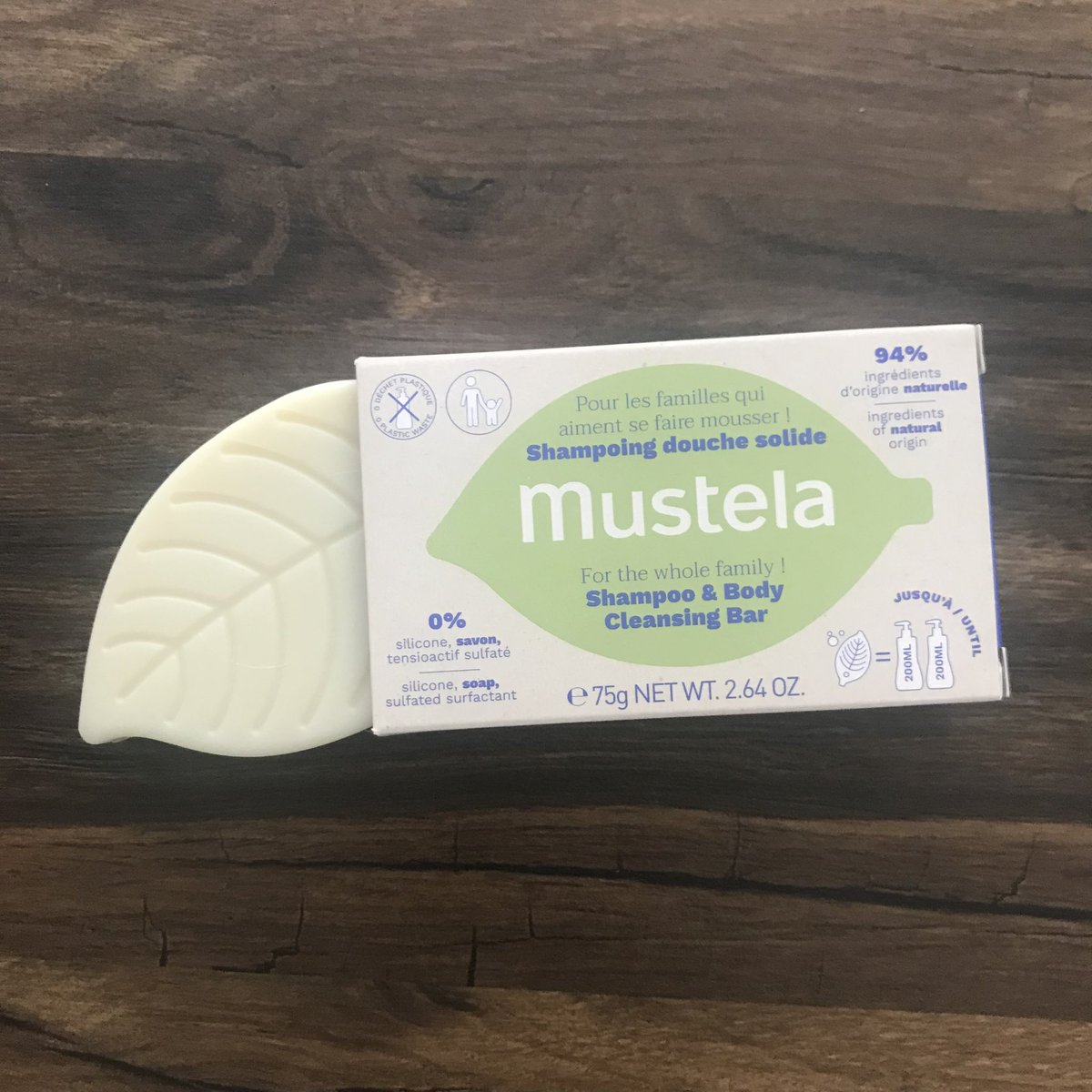 BLABLATESTS's tweet photo. Hello à tous !!!
Je vous présente ma dernière découverte, le shampooing douche solide de chez Mustela.
Un solide en forme de feuille qui ne dessèche pas la peau et laisse les cheveux doux et souples.
A tester d’urgence 😉
#solidemustela #shampoingsolide #zerodechet #test https://t.co/sUmYSpgDIE