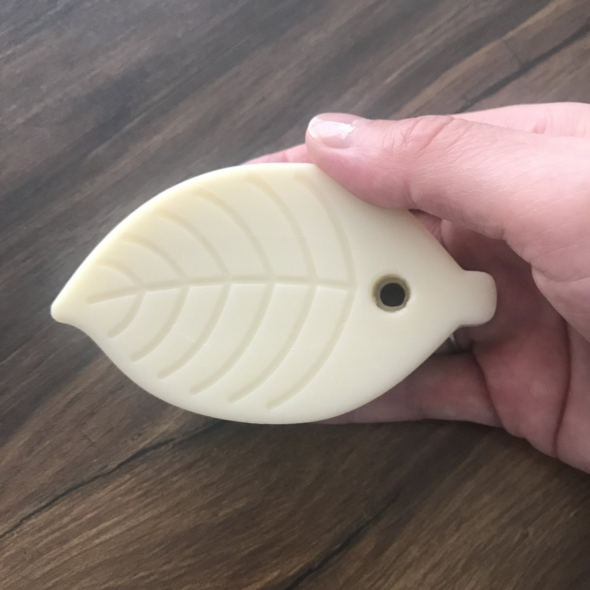 BLABLATESTS's tweet photo. Hello à tous !!!
Je vous présente ma dernière découverte, le shampooing douche solide de chez Mustela.
Un solide en forme de feuille qui ne dessèche pas la peau et laisse les cheveux doux et souples.
A tester d’urgence 😉
#solidemustela #shampoingsolide #zerodechet #test https://t.co/sUmYSpgDIE