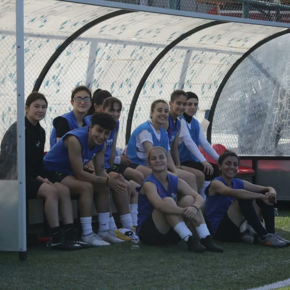 Aile olmak böyle birşey Sakarya şehri için mücadele eden bir futbolcu topluluğu saygıyı ve desteği sonuna kadar hakediyorlar.
15 Ekim de başlıyacak olan Kadınlar 1.Liginde mücadele edecek olan  Sakarya Kadın Futbol Kulübü ne destek olmaya çağırıyoruz.
Siz yoksanız bir kişi eksiğz