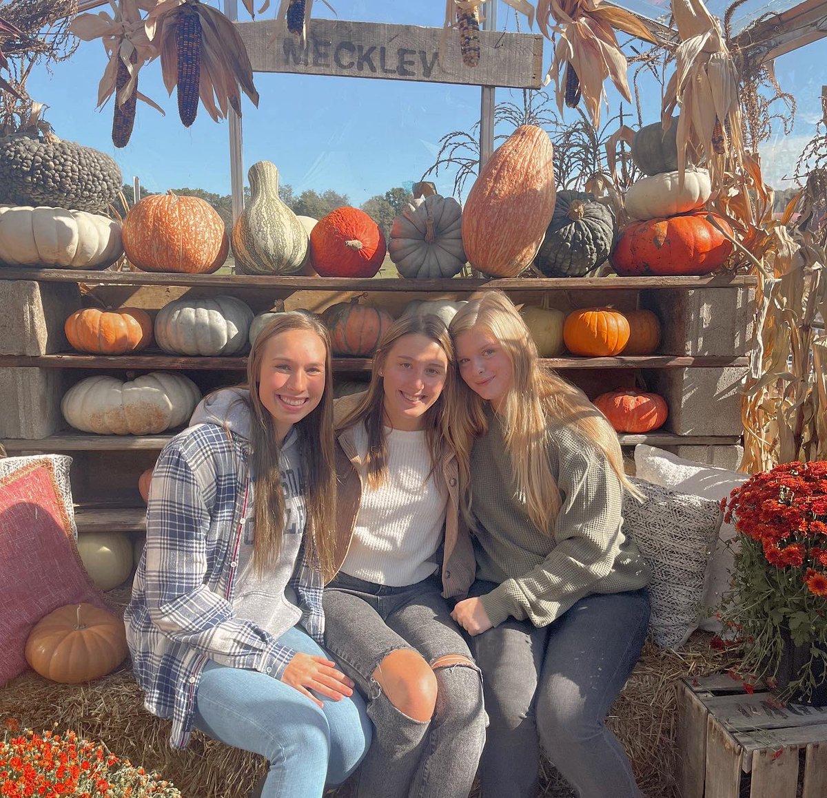 ChargersWBB's tweet photo. fall team activities>>>

we had a blast at meckley’s today🍂 https://t.co/DsbqlAqV96