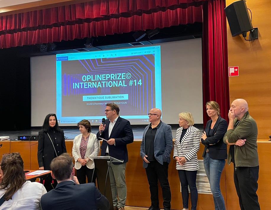 catherine_dumas's tweet photo. Aux côtés du maire du 17e, @geoffroyboulard et des élues, @Alix_Bougeret et @LoulouGauthey pour le lancement de la 14e Édition du 1er prix international d’art contemporain digital de @oplineprize, ce soir, en @Mairie17, pour #NuitBlanche. #oplineprize #OP22 #Art #ContemporaryArt https://t.co/2nYjfd8S78