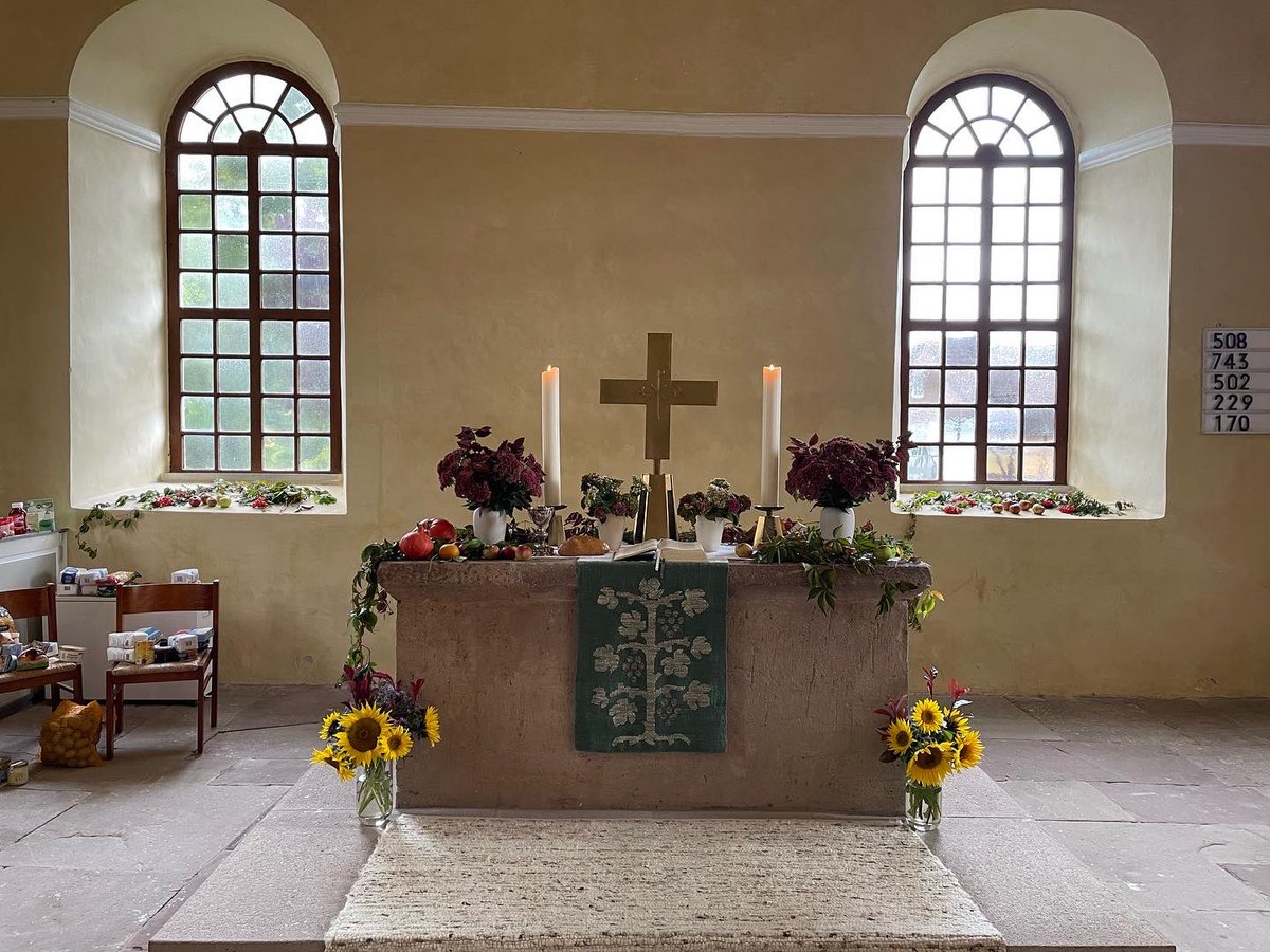 AvB_NEB's tweet photo. Erntedankgottesdienst 2022 in Berge. Einen Baum und einen Strauch wurden gepflanzt. Danke KV Berge für die Initiative und Vorbereitung. Kaffee und Kuchen. Danke Pfr. Neie-Marwede #erntedank #kirche #baum #strauch #kaffee #kuchen #neueichenberg #alexandrafreiinvonbischoffshausen https://t.co/06xVkkHcTx