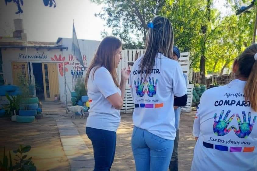 AgrupacinCompa1's tweet photo. En la tarde de ayer los pudimos visitar y #dialogar sobre las #actividades que desarrollan. 
Nos sentimos muy bien recibidos y agradecidos por la tarea que realizan. Quienes deseen #colaborar o #ayudar pueden acercarse a Larrea 2933 de nuestra ciudad. https://t.co/zjaAb5VPq1