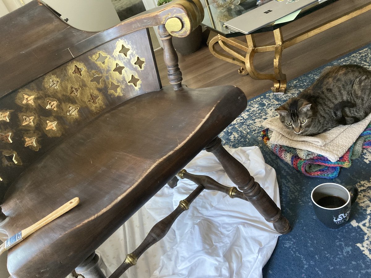 Someone is supervising my  my #uglychairproject. Or just wondering why her perch has been displaced….
#caturday #helper #catsoftwitter #foundobjects #lookforit #upcycle