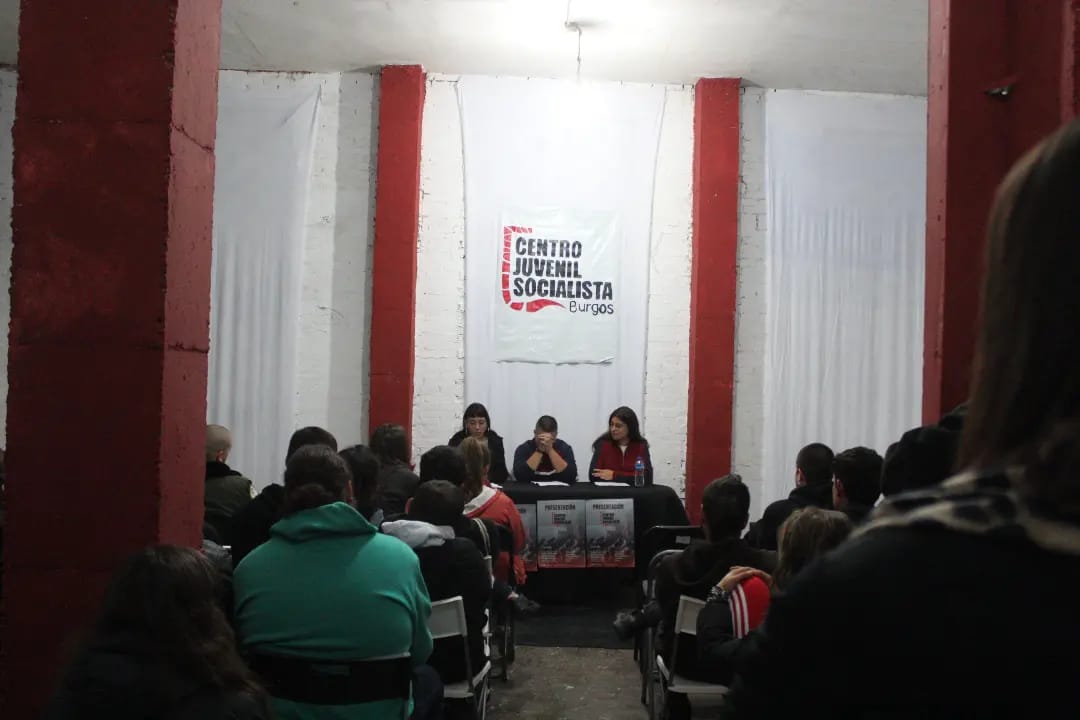 CJS_Burgos's tweet photo. Ayer llenamos el Centro Juvenil Socialista en la presentación, dejando patente que Burgos necesitaba un espacio de organización política urgentemente. https://t.co/8Q4v8X40Cf