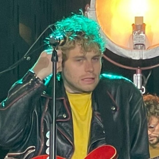 rainberryxgiu's tweet photo. Some things never change @Luke5SOS ✨ https://t.co/LvX9qrUniU