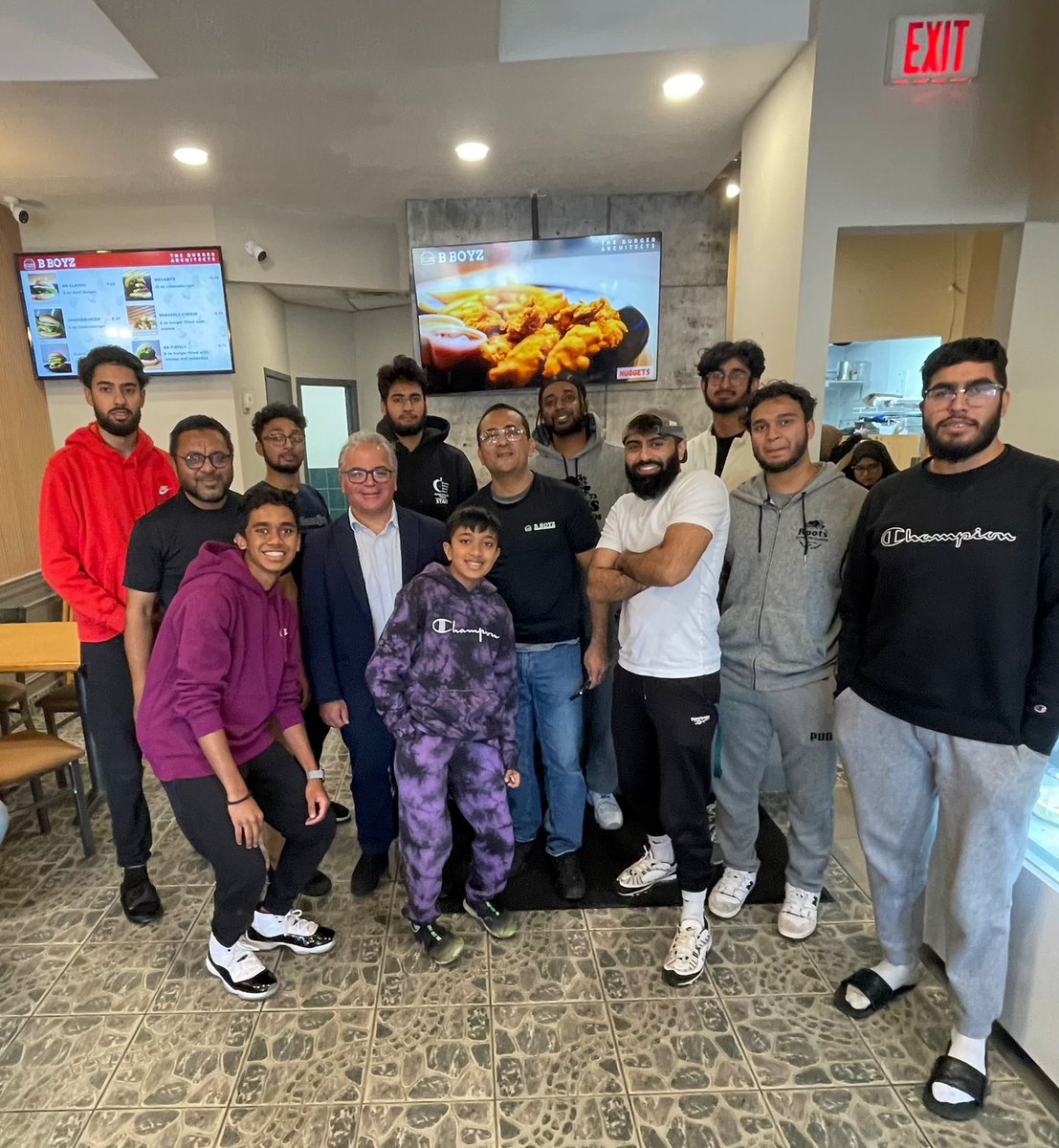 fsorbara's tweet photo. 🔔 #newbusiness in our community!!!
Congratulations to Riyaz Khan and family on the official opening of B Boyz The Burger Architects here in 📍#VaughanWoodbridge.
#SmallBiz are vital for 🇨🇦’s economy. Businesses including #BBoyz are 🔑 for the growth & development of our city. https://t.co/6SZQAP19y0